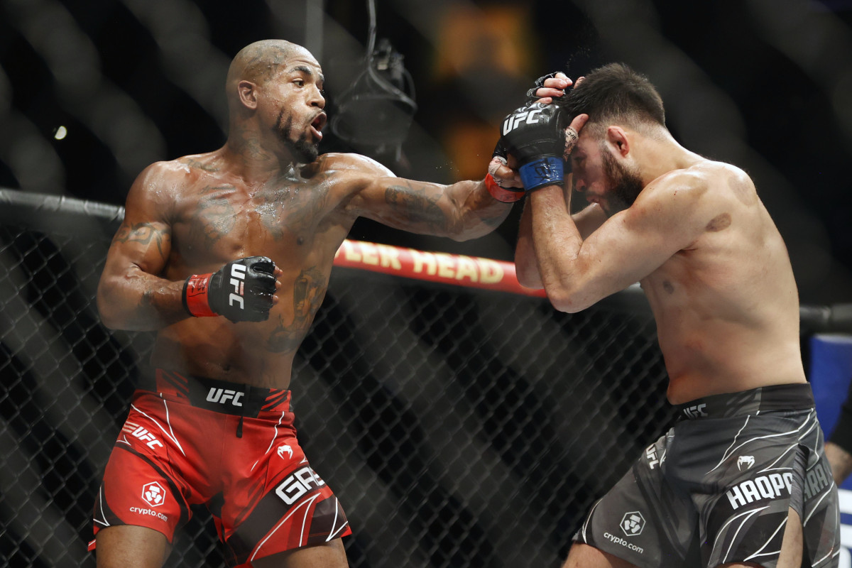 Bobby Green (l.) fights Nasrat Haqparast during UFC 271 at Toyota Center.